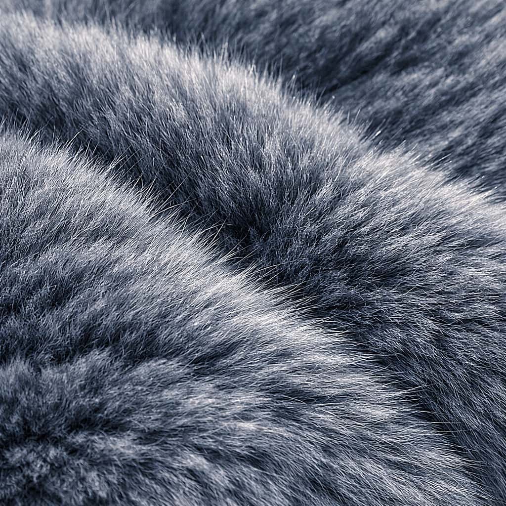 「思わず頬ずりしたくなる密度感。光をまとったブルーグレーの極上もふもふ✨」Macro shot of dense, velvety blue-gray fur of a British Shorthair cat with soft light highlights and shadows ブルーグレーのブリティッシュショートヘアの毛並みを写した、光と影が美しいマクロ写真